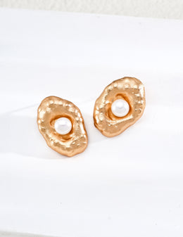 Mayite S925 Silver Hand-Forged Hammered Shell Stud Earrings with Natural Pearl