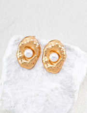 Mayite S925 Silver Hand-Forged Hammered Shell Stud Earrings with Natural Pearl